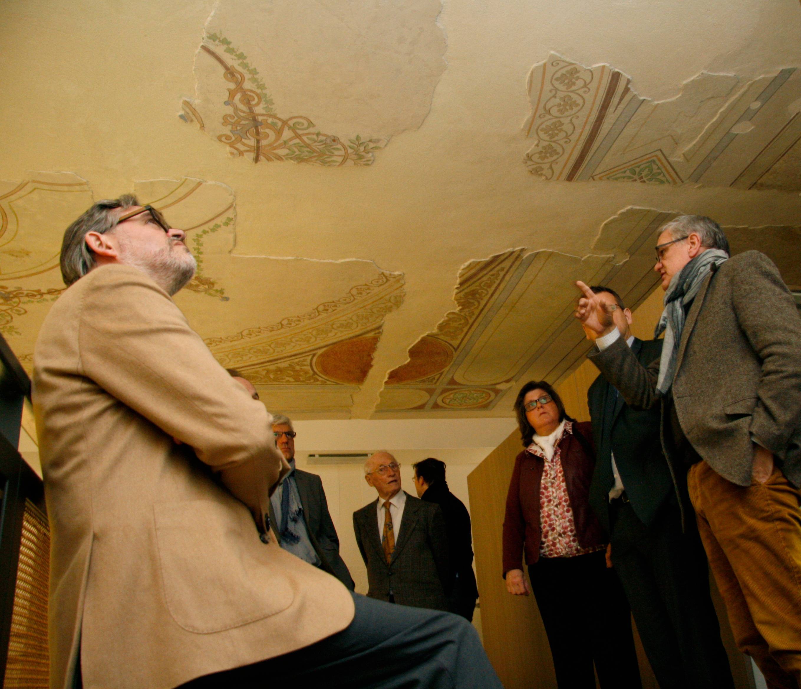 Architekt Peter Kern (rechts) gab seinen Heimatpfleger-Kollegen einen Einblick in den aufwändigen Rückbau der ehemaligen Synagoge in Fellheim. Im Bild erläutert er die Vorgehensweise bei der Decken-Restaurierung. Foto: Vögele/Landratsamt