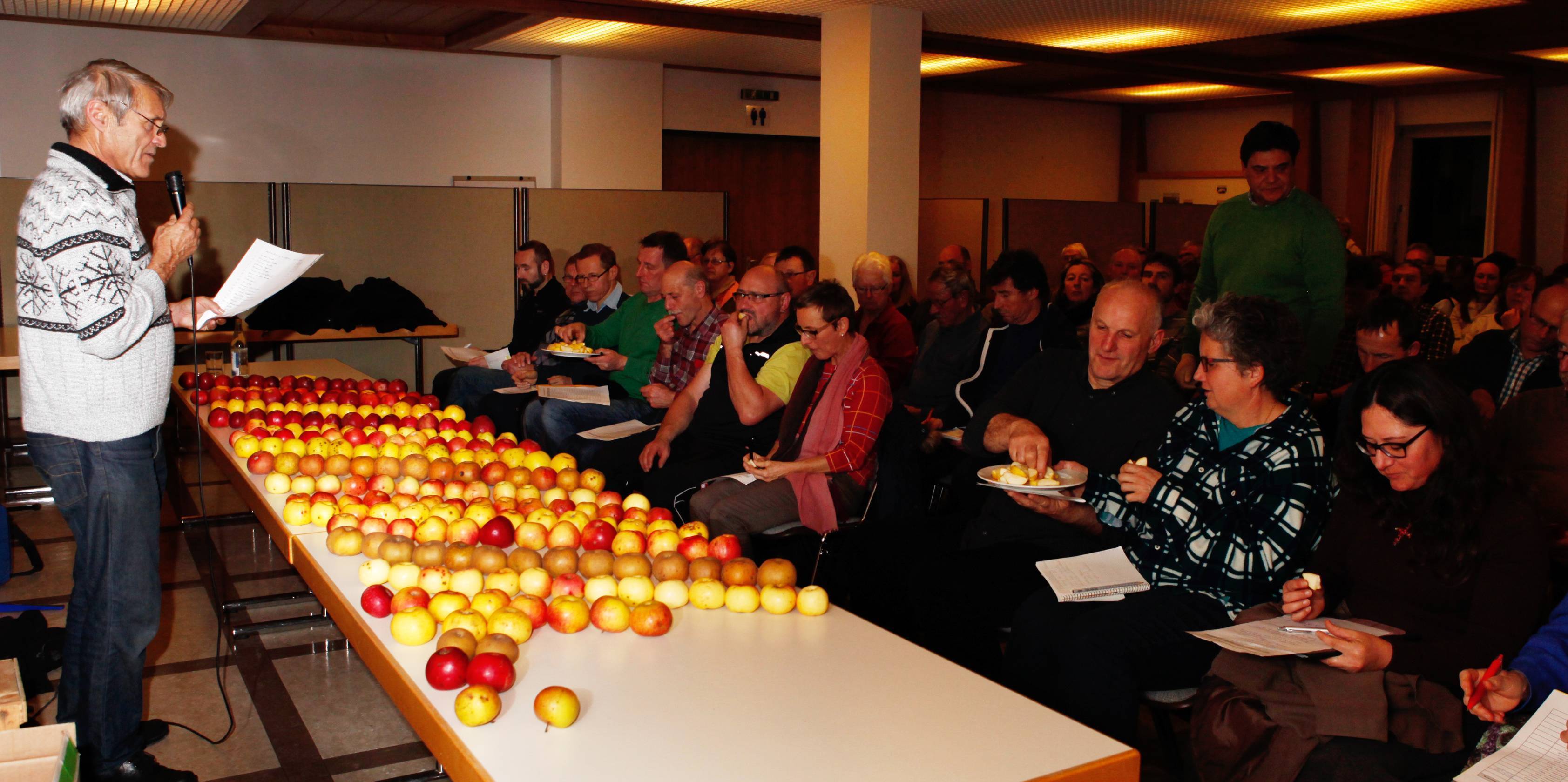 Apfel-Spezialist Anton Klaus stellt Winteräpfel vor. Foto: Stefanie Vögele/Landratsamt Unterallgäu