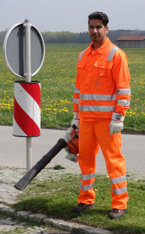 Akhgar Reshad absolviert ein Praktikum am Kreisbauhof. Foto: Wolfang Gareis / Landratsamt Unterallgäu