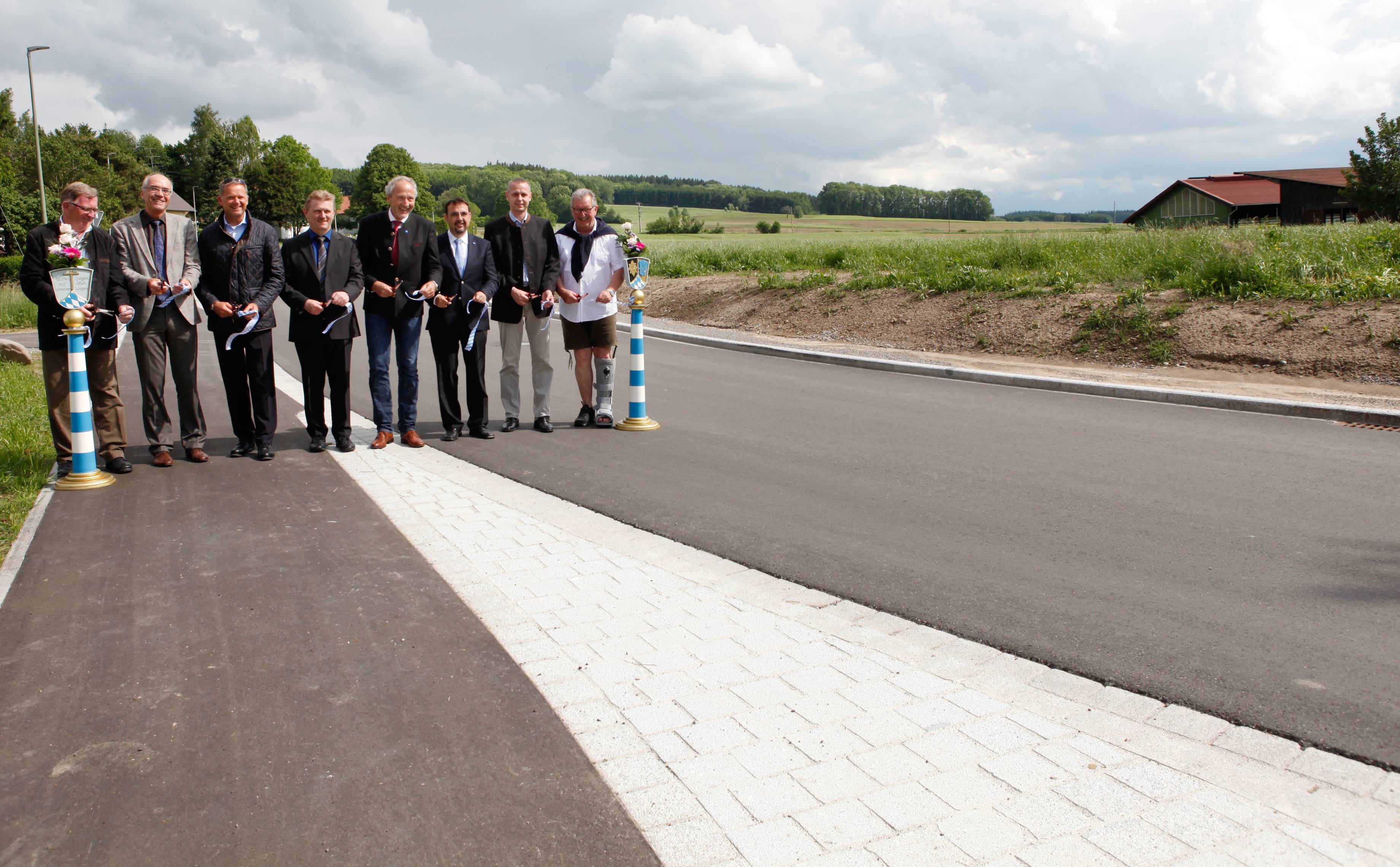 Strahlende Gesichter bei der offiziellen Freigabe der neu ausgebauten Straße zwischen Niederrieden und Holzgünz. Foto: Vögele/Landratsamt