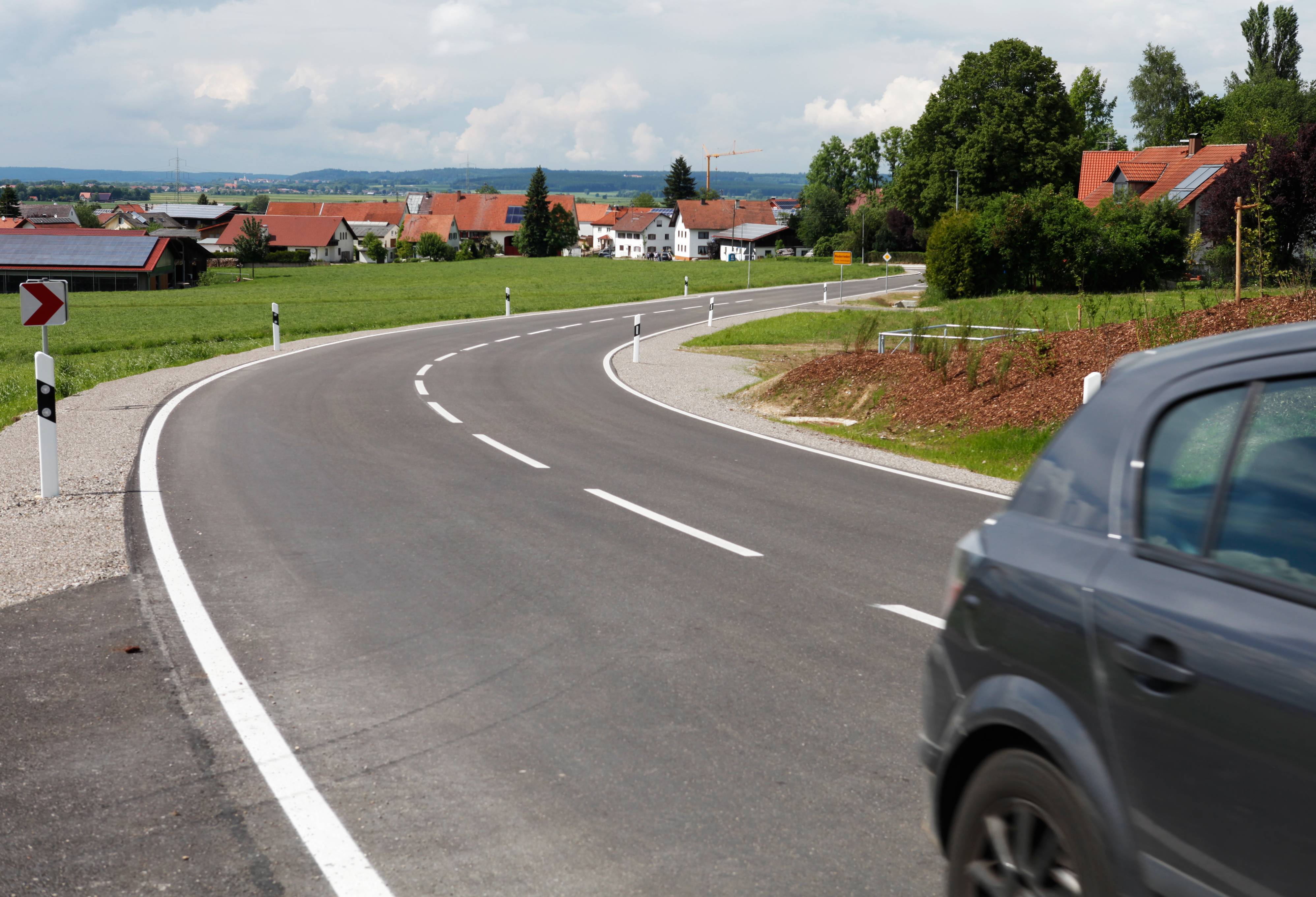 Deutlich verbessert wurde mit dem Ausbau die Verkehrssicherheit der Kreisstraße zwischen Niederrieden (im Hintergrund) und Holzgünz. Foto: Vögele/Landratsamt