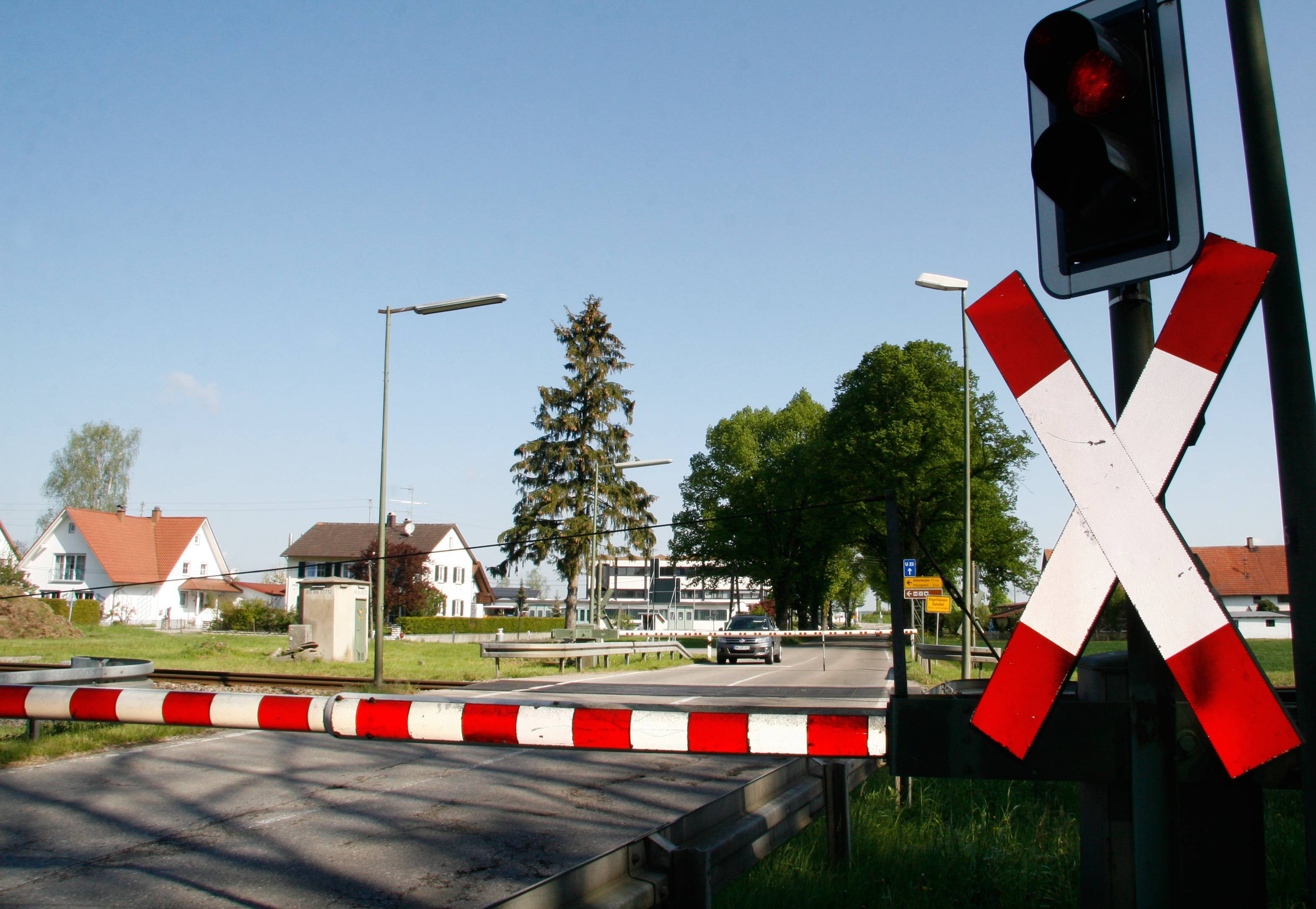 Geschlossene Schranken am Bahnübergang bei Ungerhausen sollen bald Vergangenheit sein: In zwei Bauabschnitten soll dort eine neue Unterführung unter der Bahnlinie entstehen. Foto: Stefanie Vögele/Landratsamt Unterallgäu