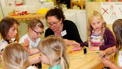 Kerstin Albrecht, Trainerin beim Haus der kleinen Forscher, zeigt den Kindern der Kindertagesstätte Pfaffenhausen, wie sie ihren Stromkreislauf schließen. Foto: Eva Büchele