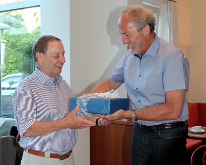 Kreisheimatpfleger Peter Hartmann wurde mit der Denkmalschutzmedaille ausgezeichnet. Landrat Hans-Joachim Weirather dankte ihm mit einem Geschenk. Foto: Landratsamt Unterallgäu / Eva Büchele