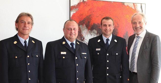 Kreisbrandinspektor Wolfgang Heimpel, Kreisbrandrat Alexander Möbus, Kreisbrandmeister Stephan Jäckle und Landrat Hans-Joachim Weirather. Foto: Eva Büchele / Landratsamt Unterallgäu