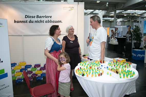 Caroline-Maria Gsöllpointer und Andrea Preissler-Springer von der Koordinationsstelle Inklusion im Gespräch mit Bezirksrat Volkmar Thumser beim Schwabentag in Augsburg. Foto: Bezirk Schwaben