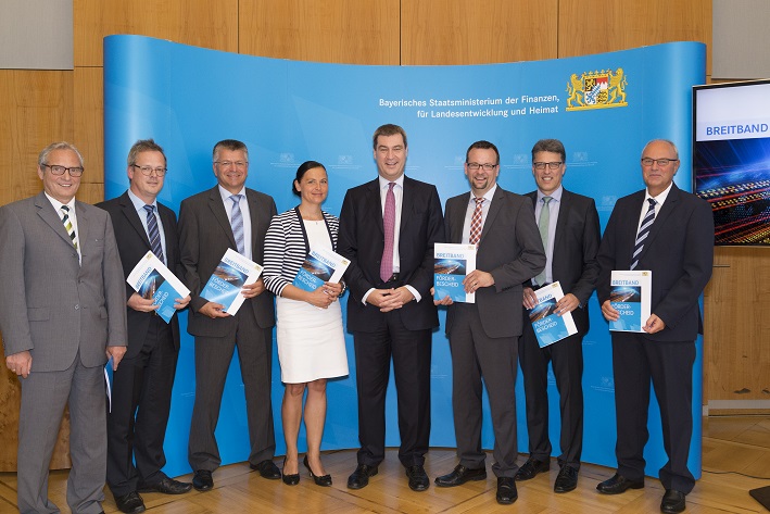 Kürzlich nahmen (von links) Roland Ahne, Günther Fuchs, Franz Grauer, Susanne Schewetzky, Sebastian Seemüller, Otto Göppel und Franz Morath (Egg a.d. Günz) Förderbescheide von Staatsminister Markus Söder (Mitte) entgegen. Foto: Stmflh