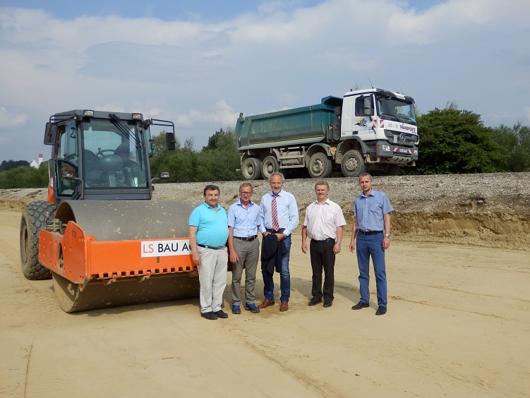 Vom Baufortschritt überzeugten sich (von links) Bürgermeister Josef Kerler (Eppishausen), Bürgermeister Johann Egger (Salgen), Landrat Hans-Joachim Weirather, Tiefbauamtsleiter Walter Pleiner und sein Stellvertreter Karl-Heinz Eierle. Foto: Stefan Schm