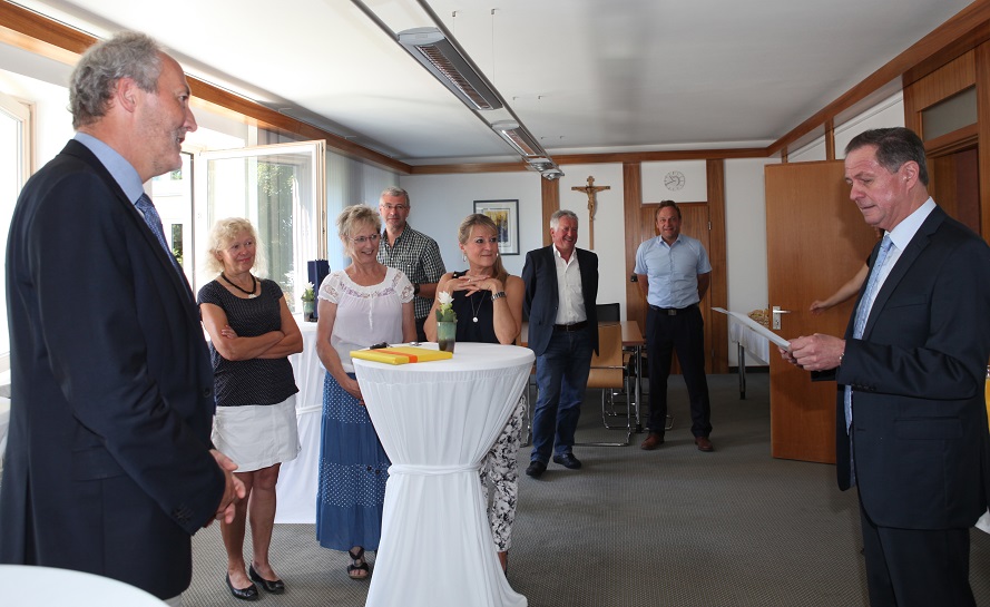 Josef Steidele trug im Kreise der Freien Wähler ein Gedicht von Alfons Biber zu Ehren des Landrats vor. Foto: Eva Büchele / Landratsamt Unterallgäu