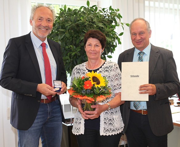 Landrat Hans-Joachim Weirather (links) und der Sontheimer Bürgermeister Alfred Gänsdorfer (rechts) gratulierten Barbara Stechele zur Pflegemedaille. Foto: Eva Büchele / Landratsamt Unterallgäu