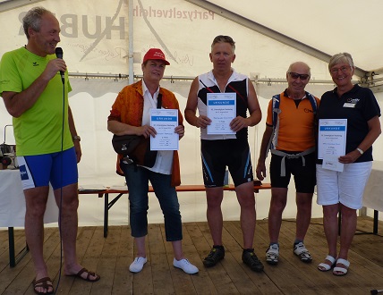 Stellvertretend für ihre Vereine überreichte Landrat Hans-Joachim Weirather (links) Urkunden an Christine Disse-Reidel (Radlergruppe Fischach), Franz Leutenmayr (Radlergruppe Zusmarshausen), Josef Fendt und Irene Pohl (ADFC Memmingen-Unterallgäu). 