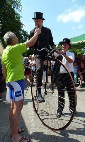 Pater Alois Schlachter versuchte sich auf dem Hochrad. Denn auch die Hochradgruppe von Reinhold Stadler war wieder dabei.  Foto: Erwin Marschall / Landratsamt Unterallgäu