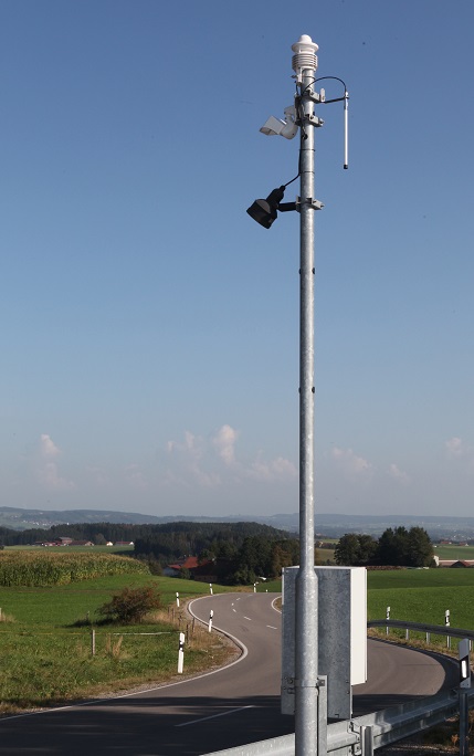 Die Glättemeldeanlage am südlichen Ortsrand von Herbisried soll dem Winterdienst wichtige Daten liefern. Am Tag der Verkehrsfreigabe der erneuerten Ortsdurchfahrt jedoch meldete sie noch strahlenden Sonnenschein. Foto: Eva Büchele / Landratsamt Unteral