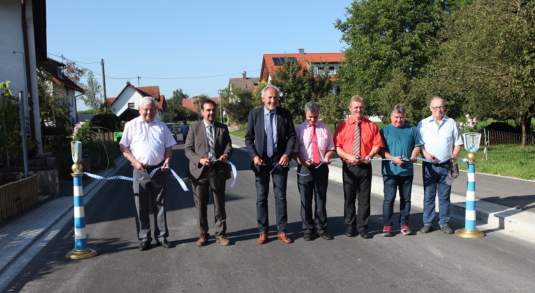 Von links: Peter Groll von der Firma Kutter, Landtagsabgeordneter Klaus Holetschek, Landrat Hans-Joachim Weirather, Bürgermeister Bernhard Kerler, Tiefbauamtsleiter Walter Pleiner, sein Kollege Roman Kretzinger, Johannes Abeltshauser, Ingenieurbüro IWA