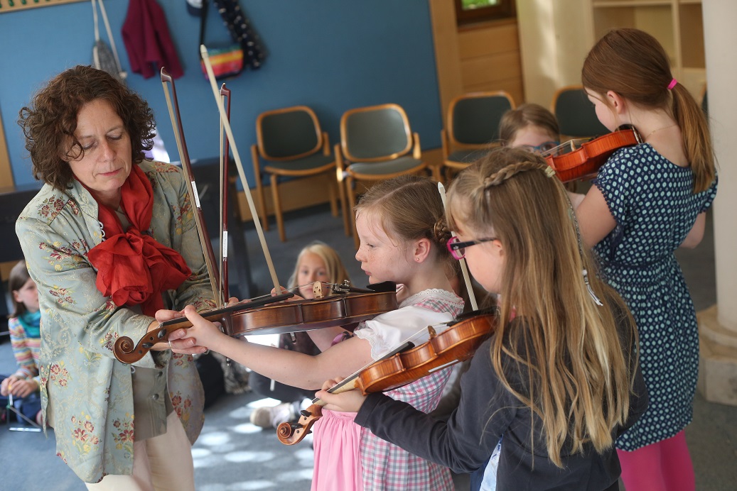 Petra Mengeringhausen, Musikpädagogin für klassische Gitarre und Elementare Musikpädagogik, führte in Bad Wörishofen Kinder an Antonio Vivaldis Werke heran. Foto: K.J. Hildenbrand