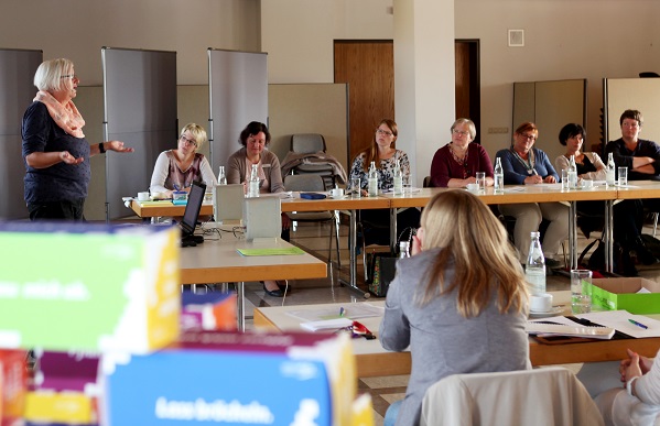 Beim Fachvormittag zum Thema Inklusion für die Leitungen von Unterallgäuer Kindertageseinrichtungen stellte Andrea Preissler-Springer von der Koordinationsstelle Inklusion (im Bild links) den kommunalen Aktionsplan des Landkreises Unterallgäu vor. 