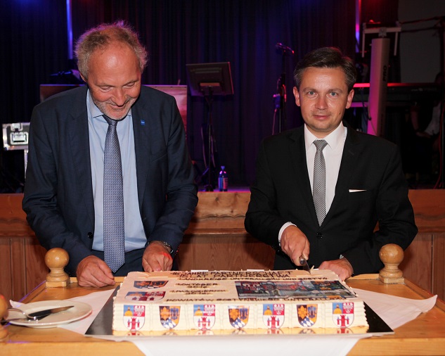 Landrat Hans-Joachim Weirather (links) und sein Amtskollege aus Gostyn, Robert Marcinkowski, schnitten beim Festabend die Jubiläumstorte an. Fotos: Eva Büchele / Landratsamt Unterallgäu