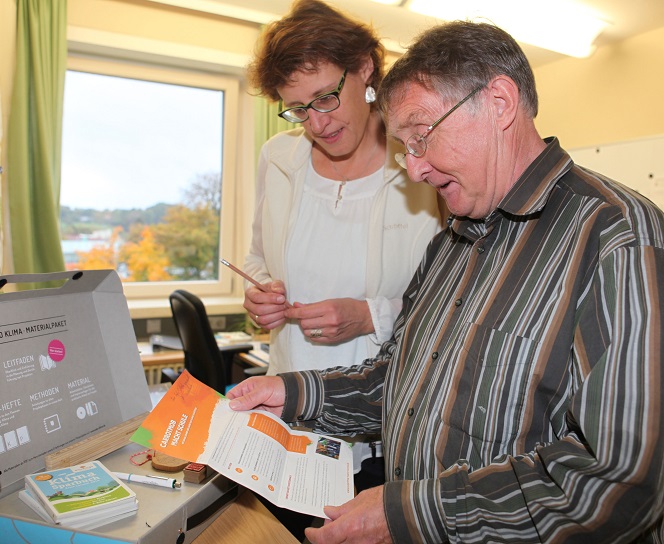 Rudolf Mendle ist ehrenamtlicher Bildungsbeauftragter für Klimaschutz am Landratsamt Unterallgäu. Im Bild bespricht er mit Klimaschutzmanagerin Andrea Ruprecht neue Projekte. Foto: Eva Büchele / Landratsamt Unterallgäu