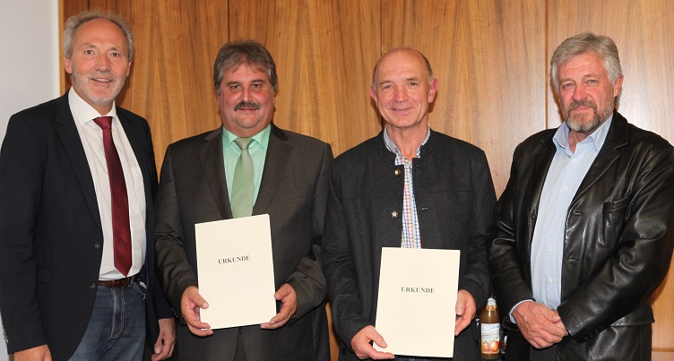 Im Bild (von links): Landrat Hans-Joachim Weirather mit den Geehrten Robert Nessesohn und Joachim Merk sowie Bürgermeister Paul Nagler. Bei der Ehrung nicht anwesend sein konnte der Geehrte Johann Baur. Foto: Eva Büchele / Landratsamt Unterallgäu 