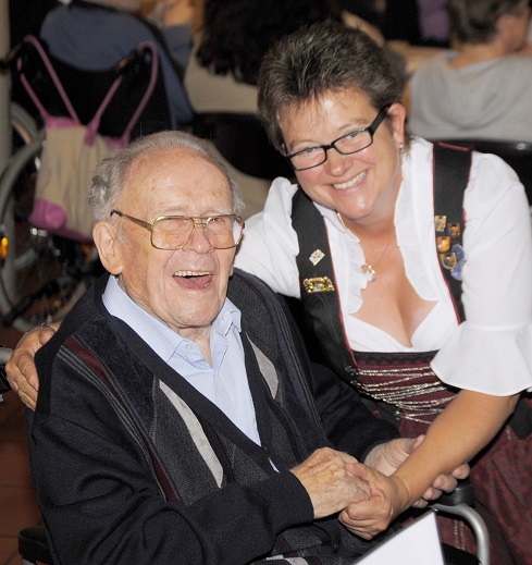 Beim Oktoberfest im Kreis-Seniorenwohnheim St. Martin gratulierte Gabriele Vogel, Dirigentin der Musikkapelle Irsingen, Altbürgermeister Anton Schäffler zum 90. Geburtstag. Fotos: Stefanie Santa