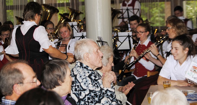 Bei zünftiger Musik der Musikkapelle Irsingen feierten Bewohner, Angehörige und Mitarbeiter im Kreis-Seniorenwohnheim St. Martin Oktoberfest.