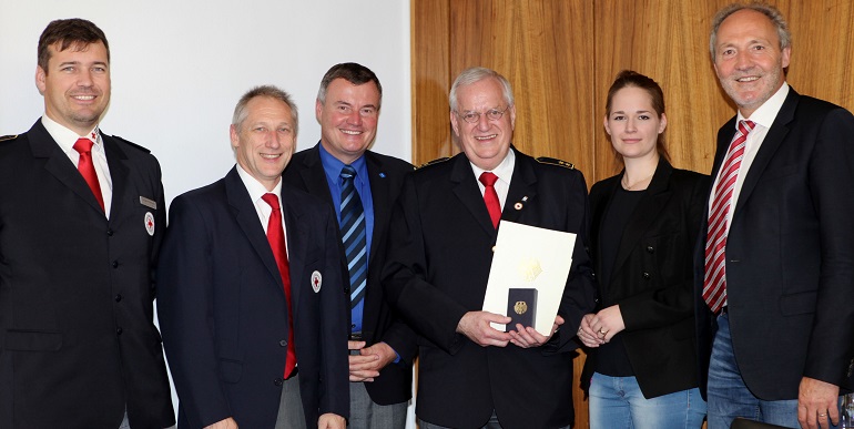 Im Bild: (von links) Tobias Hollmann von der Kreisbereitschaftsleitung Ostallgäu, Thomas Hofmann, Geschäftsführer des BRK-Kreisverbands Ostallgäu, Bürgermeister Paul Gruschka, Peter Pohl, Julia Pohl und Landrat Hans-Joachim Weirather. Foto: Büchele