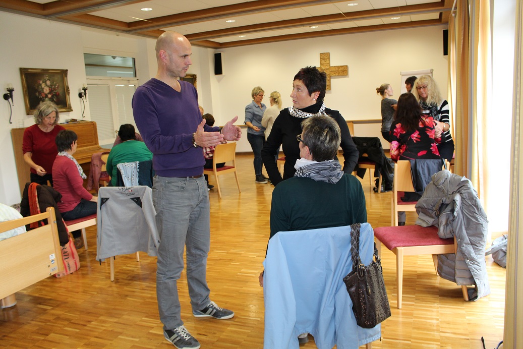 Dieter Vingerhoed von ProPhysio zeigte den Pflegekräften, wie sie rückenschonend arbeiten. Foto: Marina Weber / Kreis-Seniorenwohnheim