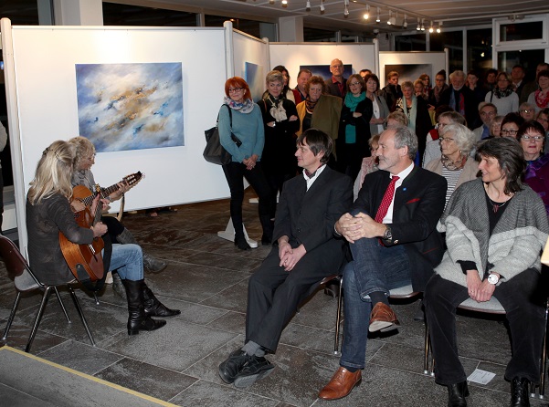 Viele Gäste lauschten bei der Eröffnung der 100. Ausstellung den Klängen des Duos „Blond Forever“. Vorne von links Ralf Hein, Landrat Hans-Joachim Weirather und die Künstlerin Andrea Huszar. Foto: Eva Büchele / Landratsamt Unterallgäu