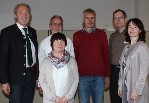 Landrat Weirather verabschiedete Herbert Holzmann, Stefanie Leinsle und  Richard Daufratshofer in den Ruhestand. Mit im Bild: Personalratsvorsitzender Frank Rattel und Personalchefin Ingrid Arnold. Foto: Eva Büchele