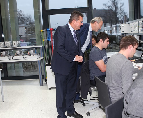 Staatssekretär Franz Josef Pschierer und Landrat Hans-Joachim Weirather schauten den Schülern an der Technikerschule Mindelheim über die Schulter. Foto: Eva Büchele / Landratsamt Unterallgäu