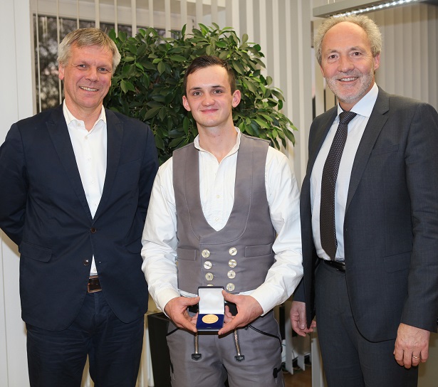 Landrat Hans-Joachim Weirather (rechts) gratulierte dem Deutschen Meister im Beton- und Stahlbetonbau Medin Murati (Mitte). Mit im Bild: Ulrich Dick, Geschäftsführer bei Bauunternehmung Kutter. Foto: Eva Büchele / Landratsamt Unterallgäu 