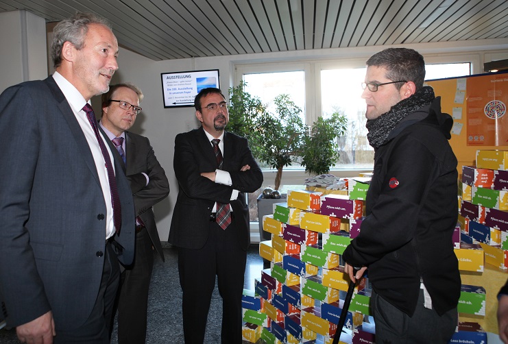 Von links: Landrat Hans-Joachim Weirather, stellvertretender Landrat Dr. Stephan Winter und Landtagsabgeordneter Klaus Holetschek im Gespräch mit Markus Schneider vom Verein Phönix am Stand der Koordinationsstelle Inklusion. Foto: Eva Büchele