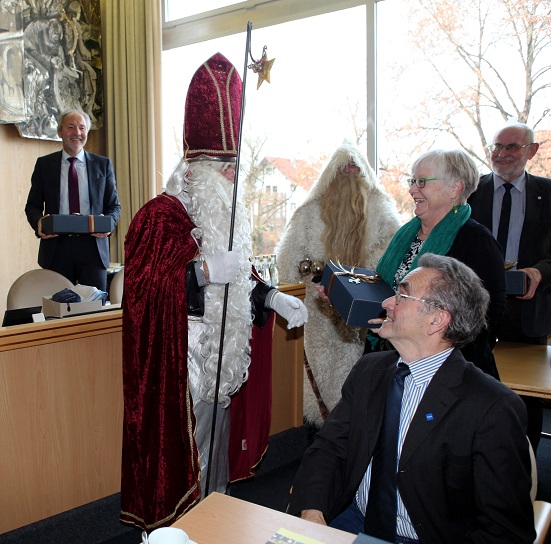 Die Erkheimer Klausen besuchen den Unterallgäuer Kreistag. Foto: Eva Büchele / Landratsamt Unterallgäu