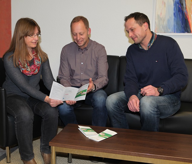 Von links: Petra Christiansen-Lammel von der Allgäu GmbH, Hubert Plepla vom Landratsamt Unterallgäu und Wolfgang Prokesch von der Stadt Memmingen mit dem gemeinsam herausgegebenen Faltblatt. Foto: Eva Büchele