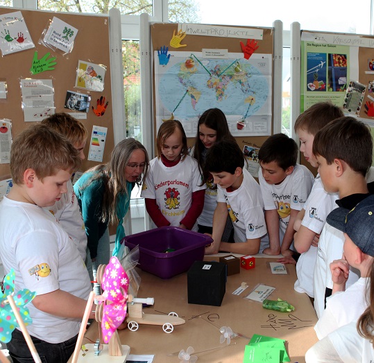 Im Jahr 2016 befassten sich Unterallgäuer Kinderparlamente mit dem Thema Klimaschutz und fassten ihre Erkenntnisse in einer Ausstellung zusammen. Foto: Sylvia Rustler / Landratsamt Unterallgäu