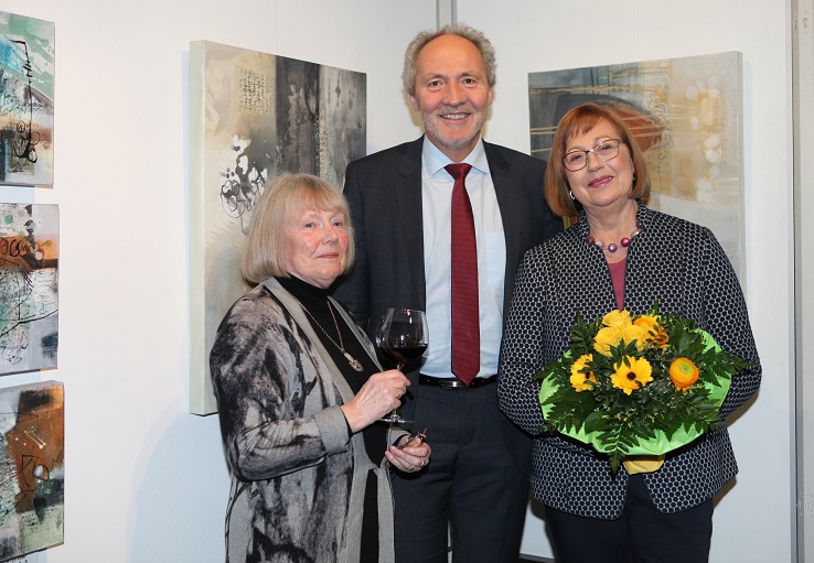 Gundula Pawlenka, Landrat Hans-Joachim Weirather und Gabriele Ritter bei der Ausstellungseröffnung im Landratsamt Unterallgäu. Foto: Eva Büchele / Landratsamt Unterallgäu