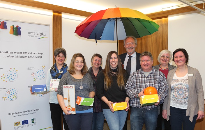 Im Bild (von links): Constanze Müller, Tanja Zugmaier, Abteilungsleiterin Dr. Maria Bachmaier, Susanne Römer, Landrat Hans-Joachim Weirather, Roman Kretzinger, Andrea Preissler-Springer und Caroline-Maria Gsöllpointner. Nicht im Bild: Thomas Gleich. 