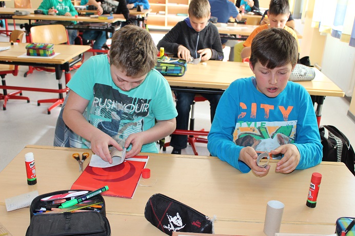 Auch eine Form des Recyclings: Die Schüler der Ludwig-Aurbacher-Schule in Türkheim basteln aus einer Klopapierrolle eine Geschenkschachtel. Sie beteiligten sich am Umweltbildungsprogramm „Prima Klima Kids“. Foto: Andrea Huszar.