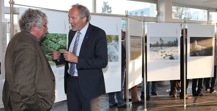 Landrat Hans-Joachim Weirather (rechts) im Gespräch mit Bezirksheimatpfleger Dr. Peter Fassl in der Ausstellung „Flüsse und Gewässer in Schwaben“ im Landratsamt Unterallgäu. Foto: Eva Büchele/Landratsamt Unterallgäu