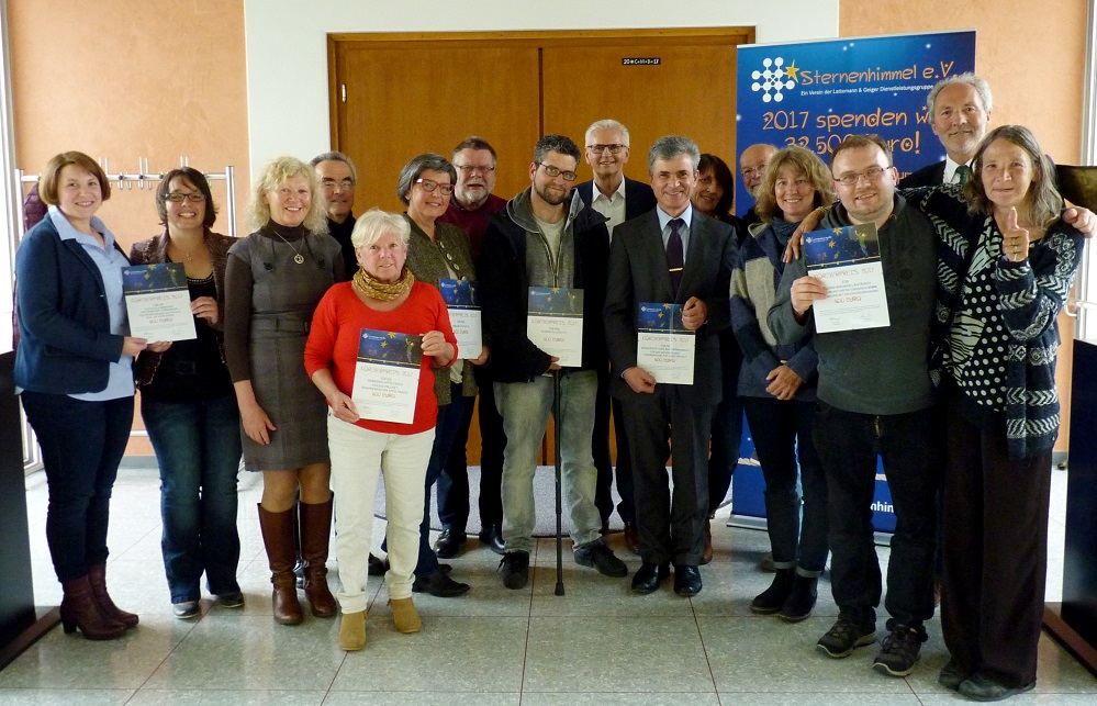 Im Bild: (von links) Stefanie Natterer und Carolin Ledermann (Nachbarschaftshilfe SoS Rammingen), Karin Schmalholz und Irmgard Reisch (Seniorenkochen Apfeltrach), dahinter Helmut Koch (Phönix Allgäu), Barbara Zettler und Karl Pagany (Donum Vitae), Markus Schneider (Phönix Allgäu), Ulrich Geiger, Vorsitzender von Sternenhimmel, Bernhard Kerler (Bürgerstiftung Bad Grönenbach), dahinter Madeleine Taubenberger und Beppo Haller (Gruppe STARK), Andrea Barth (Bürgerstiftung Bad Grönenbach), Manuel Werner und Friederike Quast (Gruppe STARK), dahinter Landrat Hans-Joachim Weirather. Foto: Eva Büchele/Landratsamt Unterallgäu