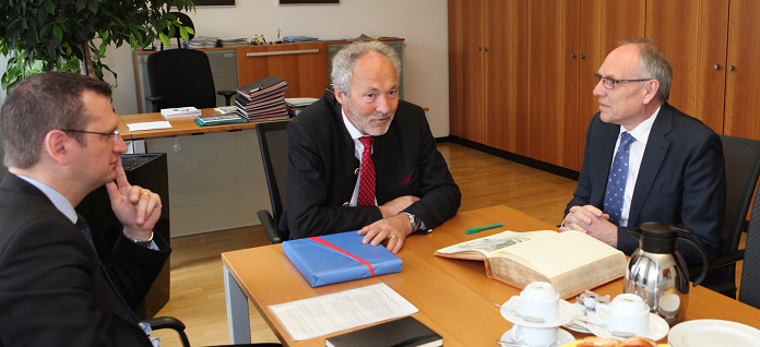 Im Bild: (von links) Abteilungsleiter Christian Baumann, Landrat Hans-Joachim Weirather und Claus Kumutat, Präsident des Bayerischen Landesamts für Umwelt.  Foto: Eva Büchele / Landratsamt Unterallgäu