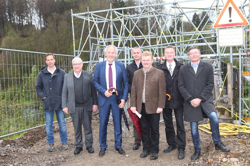 Im Bild (von links): Steffen Lutzenberger vom gleichnamigen Bauunternehmen, Landtagsabgeordneter a.D. Josef Miller, Landrat Hans-Joachim Weirather, Karl-Heinz Eierle und Walter Pleiner vom Tiefbauamt, Hermann Gromer, Bürgermeister von Kronburg, und Reinhard Dorn, Bürgermeister von Lautrach, beim Spatenstich zur Instandsetzung der ehemaligen Eisenbahnbrücke über die Iller. Foto: Eva Büchele / Landratsamt Unterallgäu