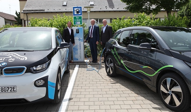 Im Bild: (von links) Andreas Bauer von der Firma Gebrüder Bauer, Landrat Hans-Joachim Weirather und Stefan Fritz, Geschäftsführer von VWEW-energie, nahmen die Ladesäule vor dem Landratsamt in Betrieb. Foto: Eva Büchele/Landratsamt Unterallgäu