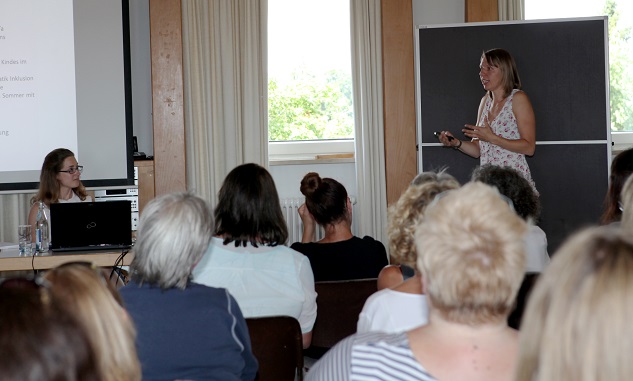 Judith Manke von der Kindertagesstätte in Wolfertschwenden berichtete, wie hier Inklusion verwirklicht wird. Einmal im Jahr lädt das Kreisjugendamt Unterallgäu die Träger von Kindertagesstätten zu einer Infoveranstaltung ein. Links im Bild: Manja Sailer vom Kreisjugendamt. Foto: Eva Büchele/Landratsamt Unterallgäu 