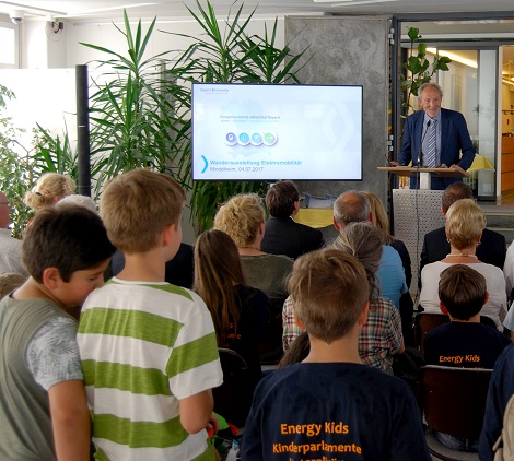 Landrat Hans-Joachim Weirather eröffnete die Ausstellung "Elektromobilität Bayern". Foto: Franz Sirch/Landratsamt Unterallgäu