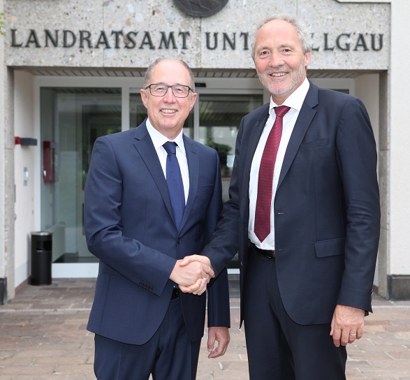 Georg Renner (links), künftiger Leiter der Berufsschule Mindelheim, stattete Landrat Hans-Joachim Weirather einen Besuch ab. Foto: Eva Büchele / Landratsamt Unterallgäu