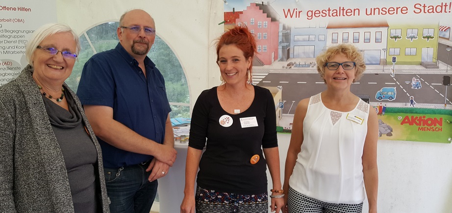 Zum Bild: (von links) Andrea Preissler-Springer von der Koordinationsstelle Inklusion am Landratsamt Unterallgäu, Ralph-Stefan Czeschner, Behindertenbeauftragter des Landkreises, Saskia Kastello vom Dominikus-Ringeisen-Werk, Gertrud Bliemert-Prestele von Regens Wagner Offene Hilfen bei der Aktion in Bad Wörishofen anlässlich des Protesttags zur Gleichstellung von Menschen mit Behinderung. Foto: Regens Wagner