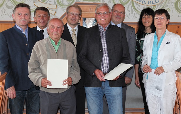 Zwei langjährige Feldgeschworene wurden im Landratsamt Unterallgäu geehrt. Im Bild (von links): Norbert Führer, Bürgermeister von Wiedergeltingen, Karl Fleschhut, Bürgermeister von Wolfertschwenden, Anton Lutzenberger (seit 25 Jahren Feldgeschworener), stellvertretender Landrat Dr. Stephan Winter, Willibald Hiemer (seit 40 Jahren Feldgeschworener), Peter Schwägele vom Vermessungsamt, Sonja Stäger und Doris Back vom Landratsamt Unterallgäu. Foto: Eva Büchele/Landratsamt Unterallgäu