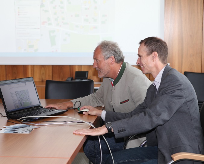 Landrat Hans-Joachim Weirather (links) und eza-Geschäftsführer Martin Sambale stellten das Solarkataster vor. Foto: Eva Büchele/Landratsamt Unterallgäu