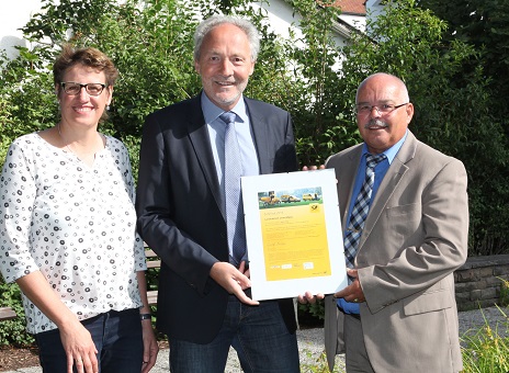 Im Bild (von links): Klimaschutzmanagerin Andrea Ruprecht, Landrat Hans-Joachim Weirather und Post-Vertriebsmanager Arnold Biberger. Foto: Eva Büchele/Landratsamt Unterallgäu